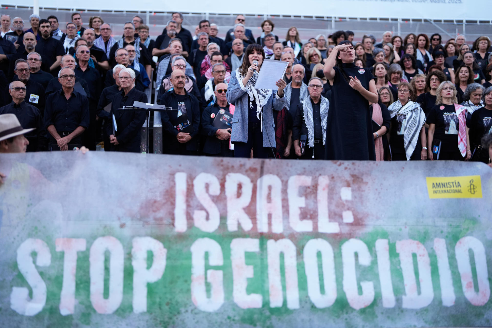 La cantante y compositora Rozalén durante el concierto a capela que se ha celebrado hoy viernes en la escalinata del museo Reina Sofía de Madrid para denunciar la vulneración de derechos humanos que se esta produciendo en Gaza y Afganistán. EFE / Borja Sánchez-Trillo.