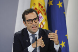 El ministro de Economía, Comercio y Empresa, Carlos Cuerpo, durante la rueda de prensa posterior a la reunión del Consejo de Ministros este martes. EFE/ Sergio Pérez