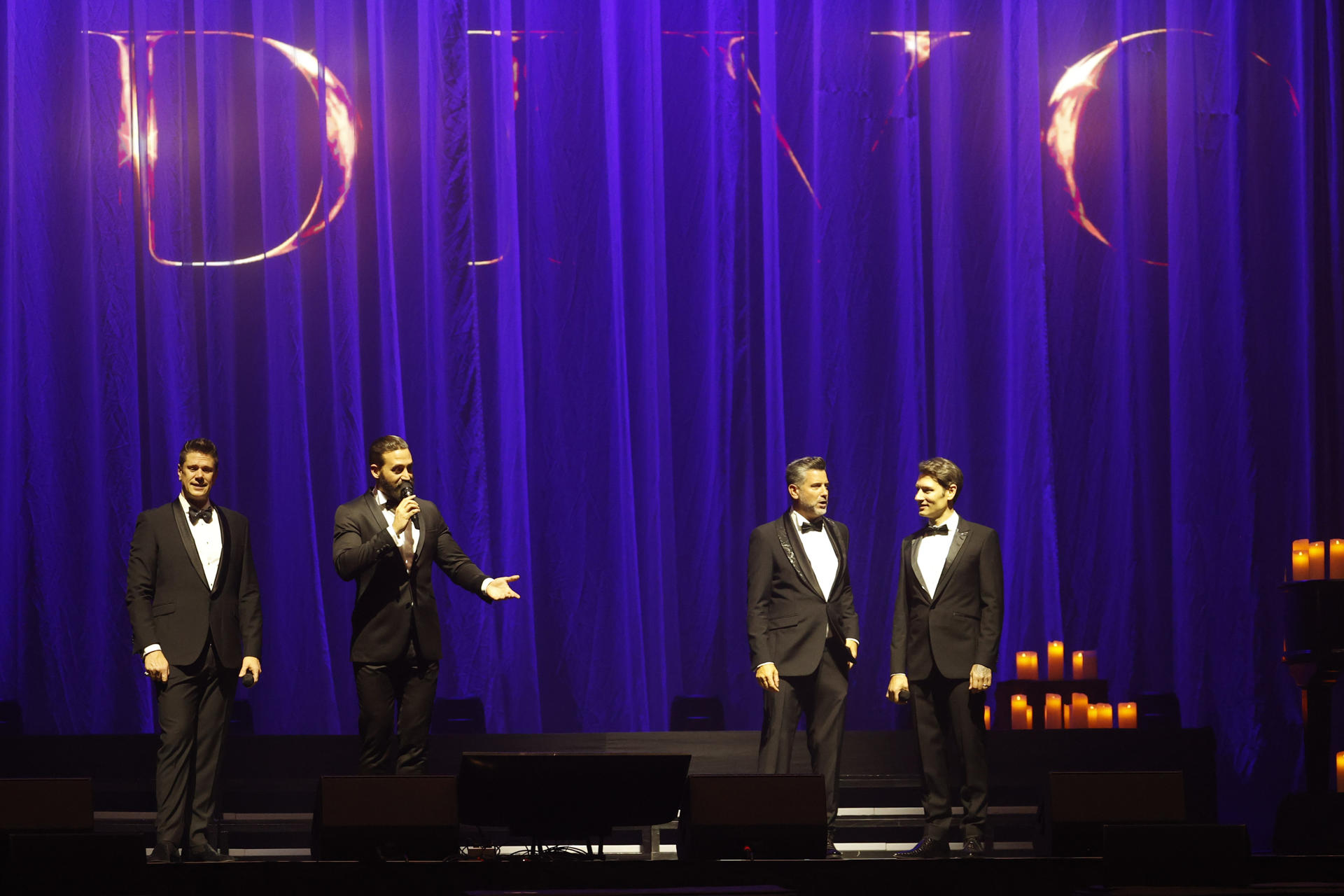 Integrantes del cuarteto de ópera pop Il Divo cantan en un concierto de su gira mundial 'Il Divo By Candlelight' este domingo, en Bogotá (Colombia). EFE/ Mauricio Dueñas Castañeda