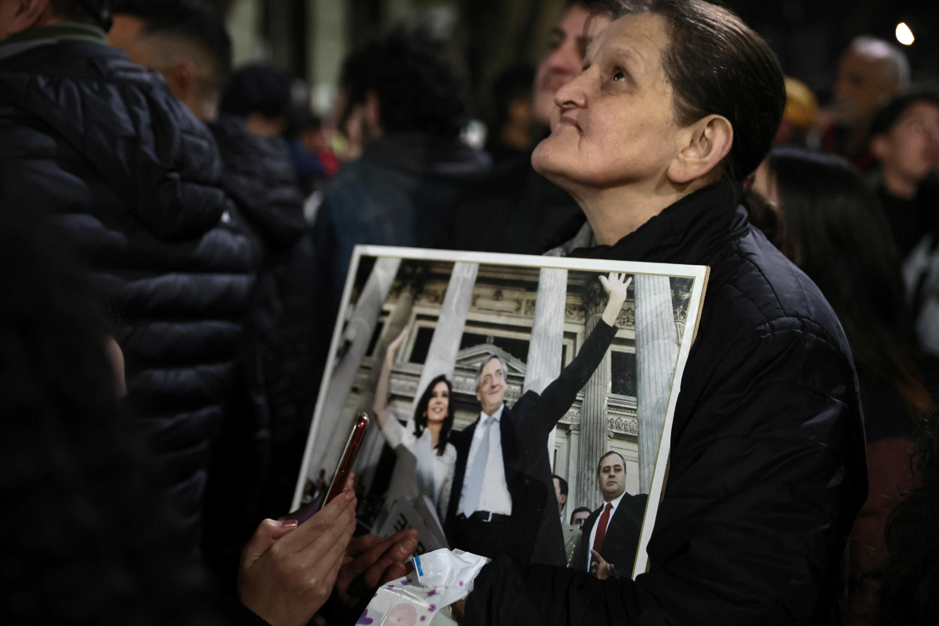 Personas se reúnen a esperar los resultados de las elecciones legislativas de la provincia de Buenos Aires frente a la casa de la expresidenta Cristina Fernández, este domingo, en Buenos Aires (Argentina). EFE/ Adan González