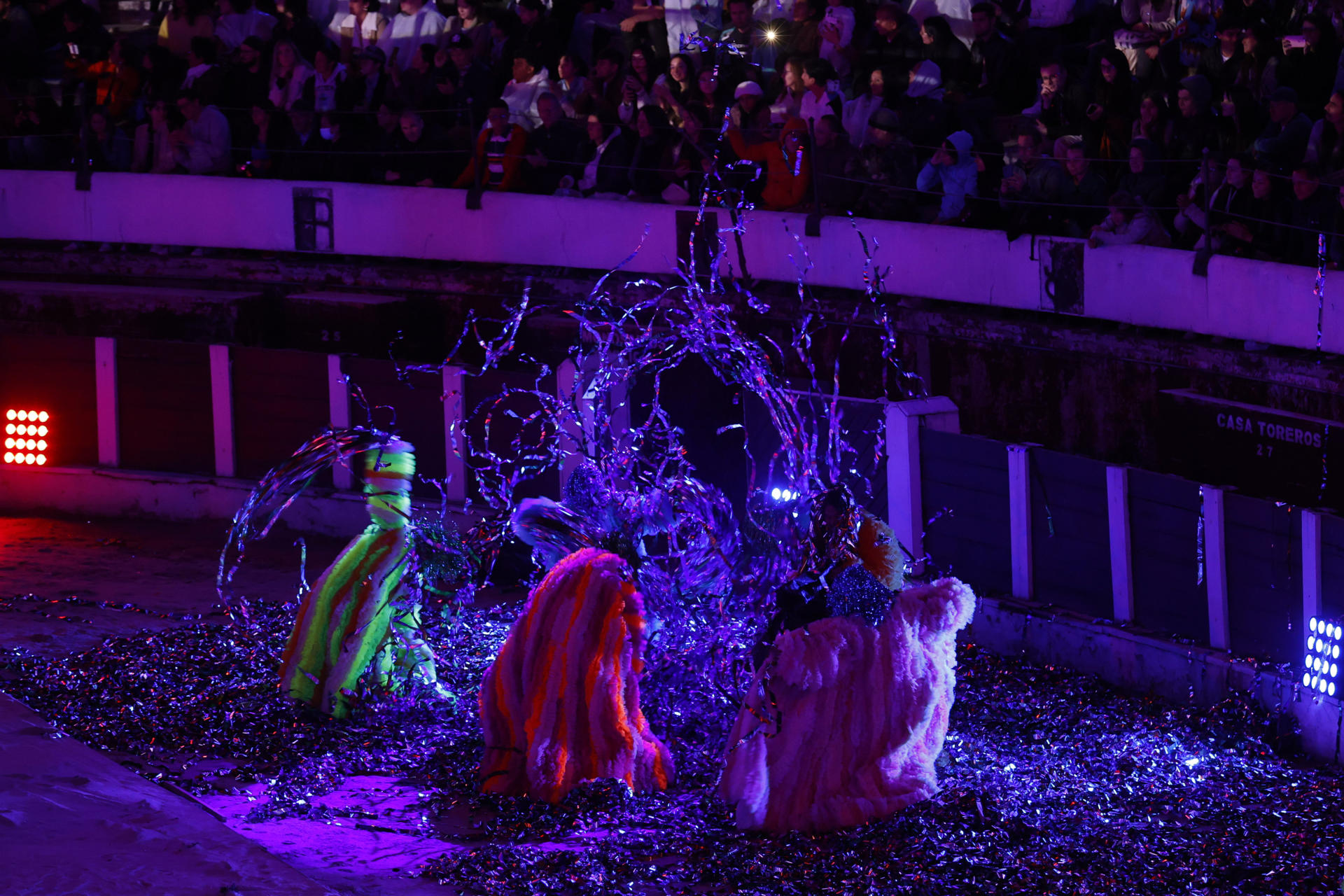 Actores presentan 'La casa común', una gran experiencia teatral inmersiva, que da la bienvenida a la primera edición de la Bienal Internacional de Arte y Ciudad BOG25 este sábado, en Bogotá (Colombia). EFE/ Mauricio Dueñas Castañeda