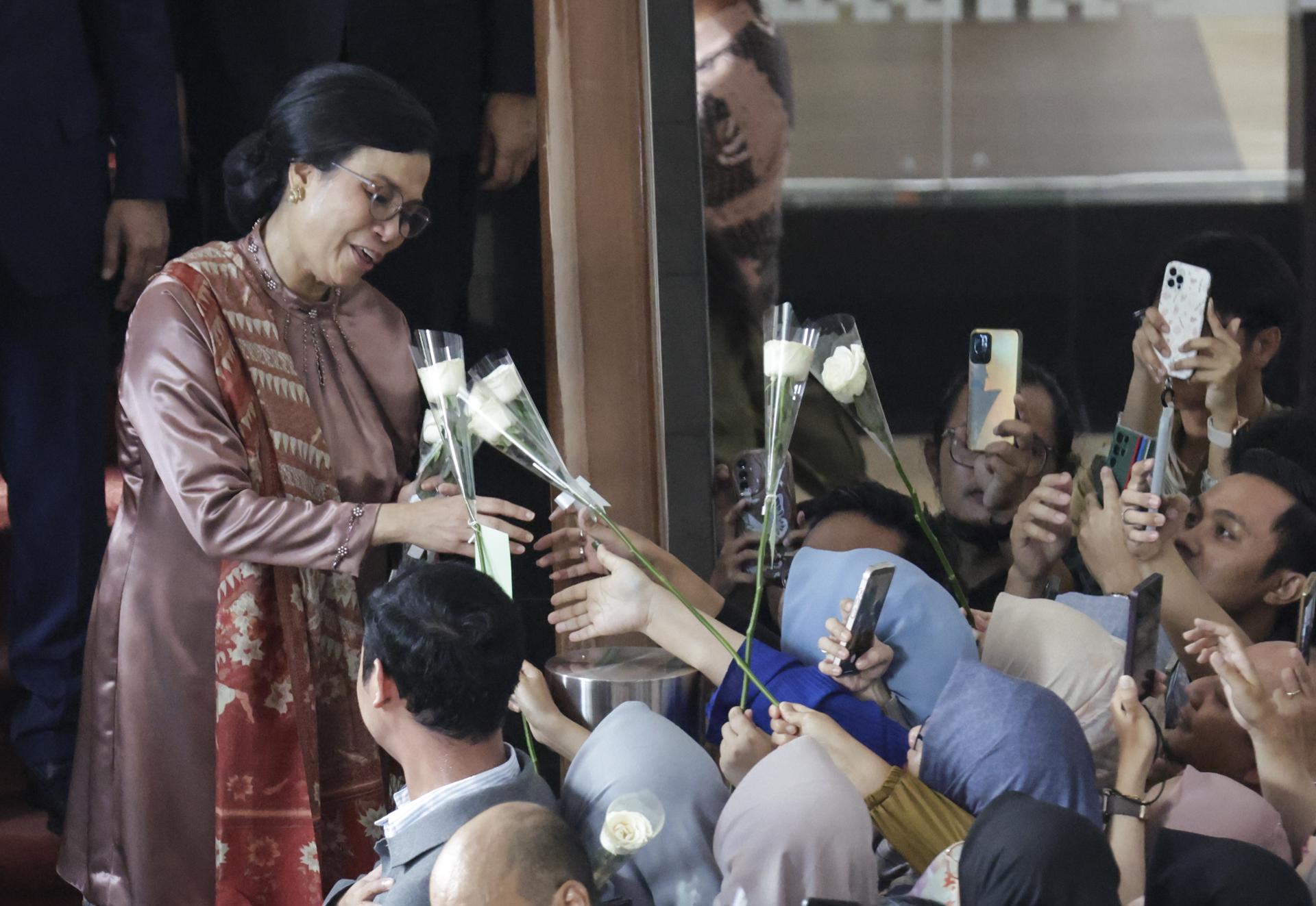 JAKARTA (Indonesia), 09/09/2025.- Former Indonesia Finance Minister Sri Mulyani Indrawati (L) recieves flower from finance minister employees after the handover ceremony in Jakarta 09 September 2025. The Indonesian President also appointed a new Minister for the Protection of Indonesian Migrant Workers Mukhtaruddin, Minister of Cooperatives Ferry Juliantono, Minister of Hajj and Umrah Mochamad Irfan Yusuf and Vice Minister of Hajj and Umrah Dahnil Anzar Simanjuntak. EFE/EPA/BAGUS INDAHONO