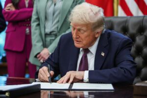 El presidente de EE.UU., Donald Trump en la Casa Blanca en Washington (EE.UU.). EFE/EPA/SAMUEL CORUM / POOL