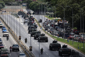Integrantes de la Fuerza Armada Nacional Bolivariana (FANB) de Venezuela fueron captados este sábado, 20 de septiembre, al participar en una caravana de adiestramiento militar, en Caracas (Venezuela). EFE/Miguel Gutiérrez