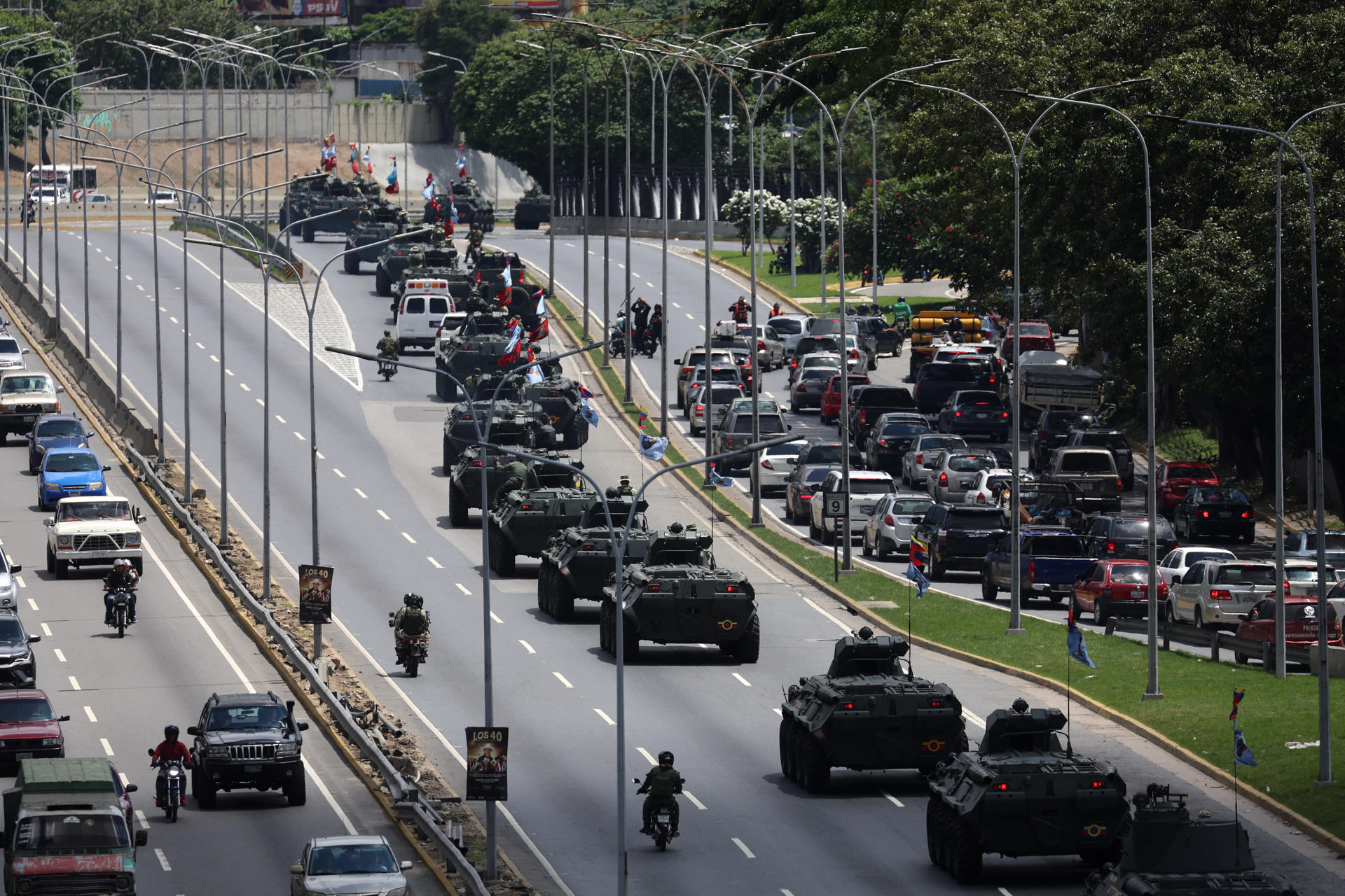 Integrantes de la Fuerza Armada Nacional Bolivariana (FANB) de Venezuela fueron captados este sábado, 20 de septiembre, al participar en una caravana de adiestramiento militar, en Caracas (Venezuela). EFE/Miguel Gutiérrez