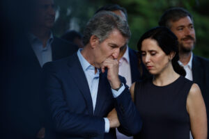 El presidente del PP, Alberto Núñez Feijóo (i), y la presidenta de la Comunidad de Madrid, Isabel Díaz Ayuso (d). EFE/ Juanjo Martín