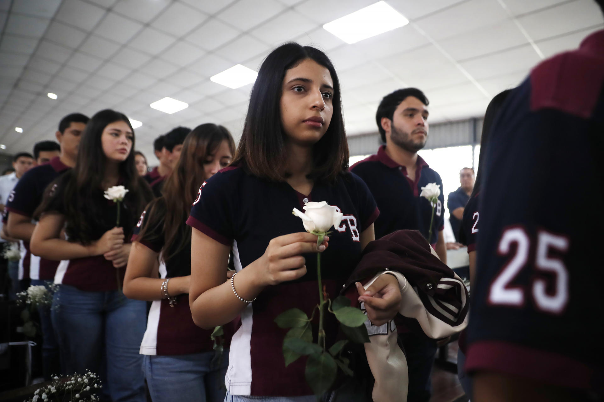Personas asisten a las exequias del sacerdote jesuita José María Tojeira este martes, en la parroquia El Carmen, en Santa Tecla (El Salvador). EFE/ Rodrigo Sura