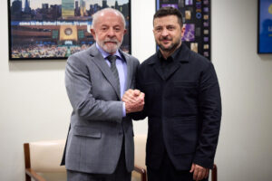 Fotografía tomada de la cuenta oficial @ZelenskyyUa en la red social X del presidente de Ucrania, Volodímir Zelenski posando junto a el presidente de Brasil, Luiz Inácio Lula da Silva durante una reunión este miércoles, en el marco de la Asamblea General de Naciones Unidas en Nueva York (Estados Unidos). EFE/ @zelenskyyua