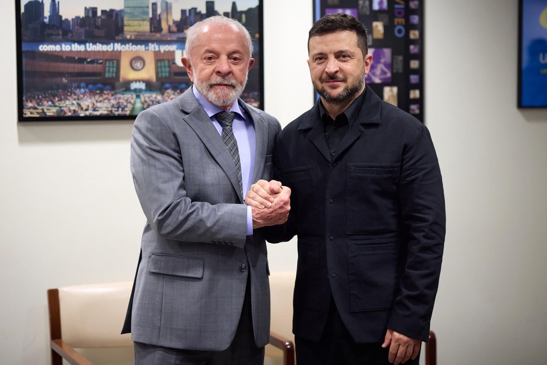 Fotografía tomada de la cuenta oficial @ZelenskyyUa en la red social X del presidente de Ucrania, Volodímir Zelenski posando junto a el presidente de Brasil, Luiz Inácio Lula da Silva durante una reunión este miércoles, en el marco de la Asamblea General de Naciones Unidas en Nueva York (Estados Unidos). EFE/ @zelenskyyua