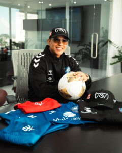 Fotografía cedida por la Federación Puertorriqueña de Fútbol (FPF), donde aparece el artista puertorriqueño Daddy Yankee durante la firma de un acuerdo de cooperación interinstitucional de su empresa Multinational con la FPF para continuar desarrollando el deporte en Puerto Rico. EFE/FPF