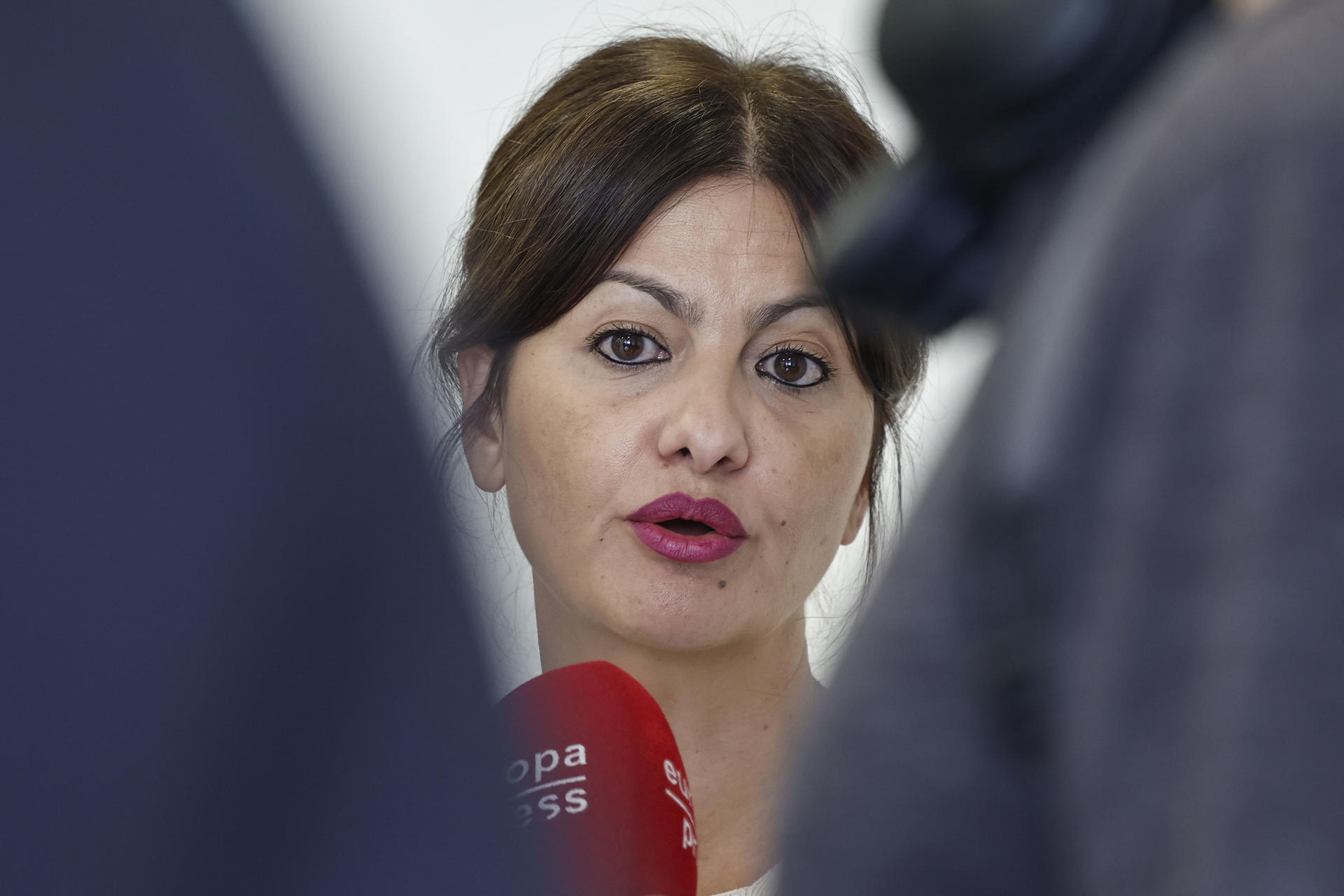 La ministra de Juventud e Infancia, Sira Rego, realiza declaraciones a la prensa tras mantener un encuentro con los y las docentes de Marea Palestina, este lunes en el Círculo de Bellas Artes de Madrid. EFE/ Sergio Perez