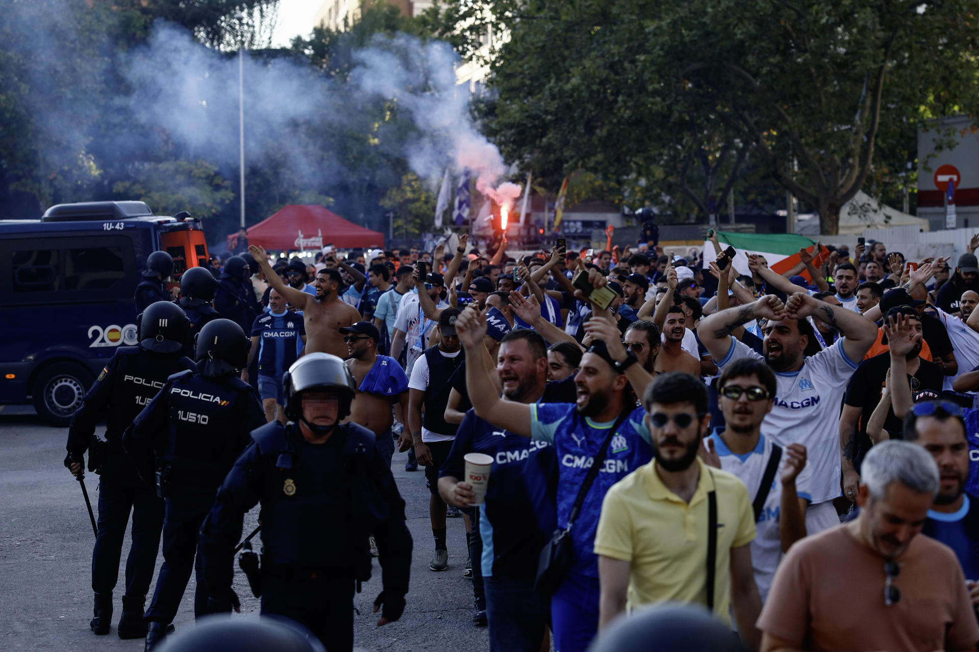 Aficionados del Olympique de Marsella a su llegada al estadio Santiago Bernabéu antes del partido de la primera jornada de la Liga de Campeones entre Real Madrid y Olympique de Marsella, este martes en Madrid. EFE/ Rodrigo Jiménez
