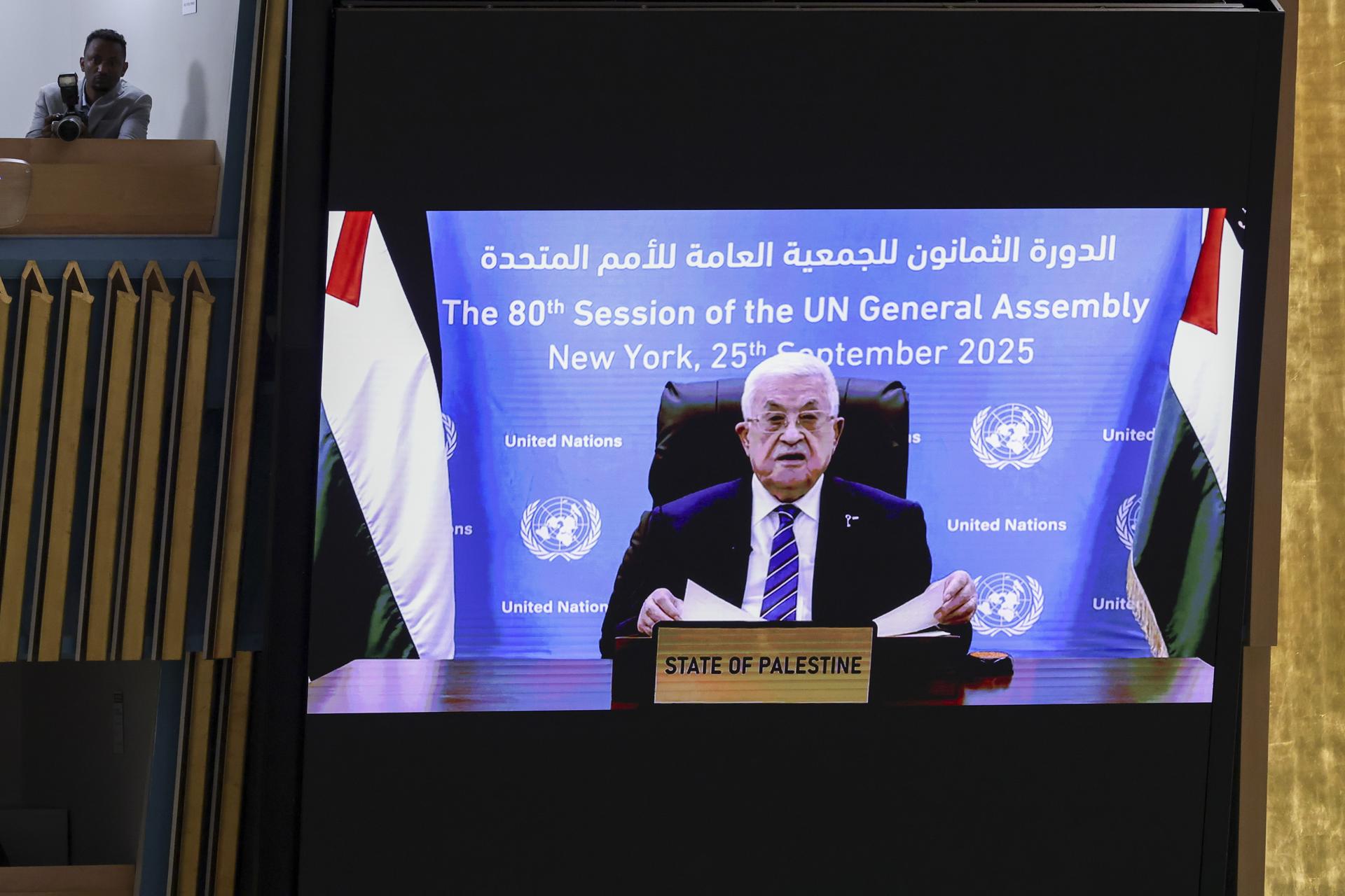 Naciones Unidas, 25 sep (EFE).- El presidente de la Autoridad Nacional Palestina (ANP), Mahmud Abás, intervino este jueves por videoconferencia en la Asamblea General de la ONU para reivindicar el papel de aquella como administradora de Gaza una vez concluya la ofensiva de Israel, excluyendo a Hamás del gobierno que hasta ahora mantiene en el enclave. EFE/EPA/SARAH YENESEL
