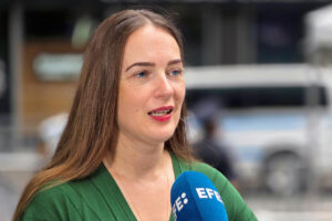 La abogada ucraniana Oleksandra Matviichuk, premio nobel de la paz, habla durante una entrevista con EFE este jueves, en Nueva York (EE.UU.). EFE/ Alberto Boal