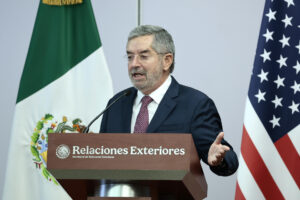 El secretario de Relaciones Exteriores de México, Juan Ramón de la Fuente, habla en una rueda de prensa en Ciudad de México (México). EFE/ José Méndez