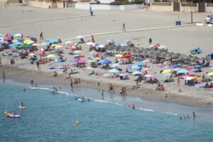 Imagen de archivo de una playa española llena de turistas. EFE/ Alba Feixas