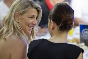Imagen de archivo de la vicepresidenta segunda y ministra de Trabajo y Economía Social, Yolanda Díaz (i), y la ministra de Juventud e Infancia, Sira Rego (d). EFE/ Zipi Aragón