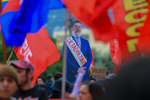 Fotografía que muestra un cartel del presidente de Ecuador, Daniel Noboa, durante una manifestación en rechazo a la eliminación del subsidio al diésel este martes, en Quito (Ecuador). EFE/ José Jácome