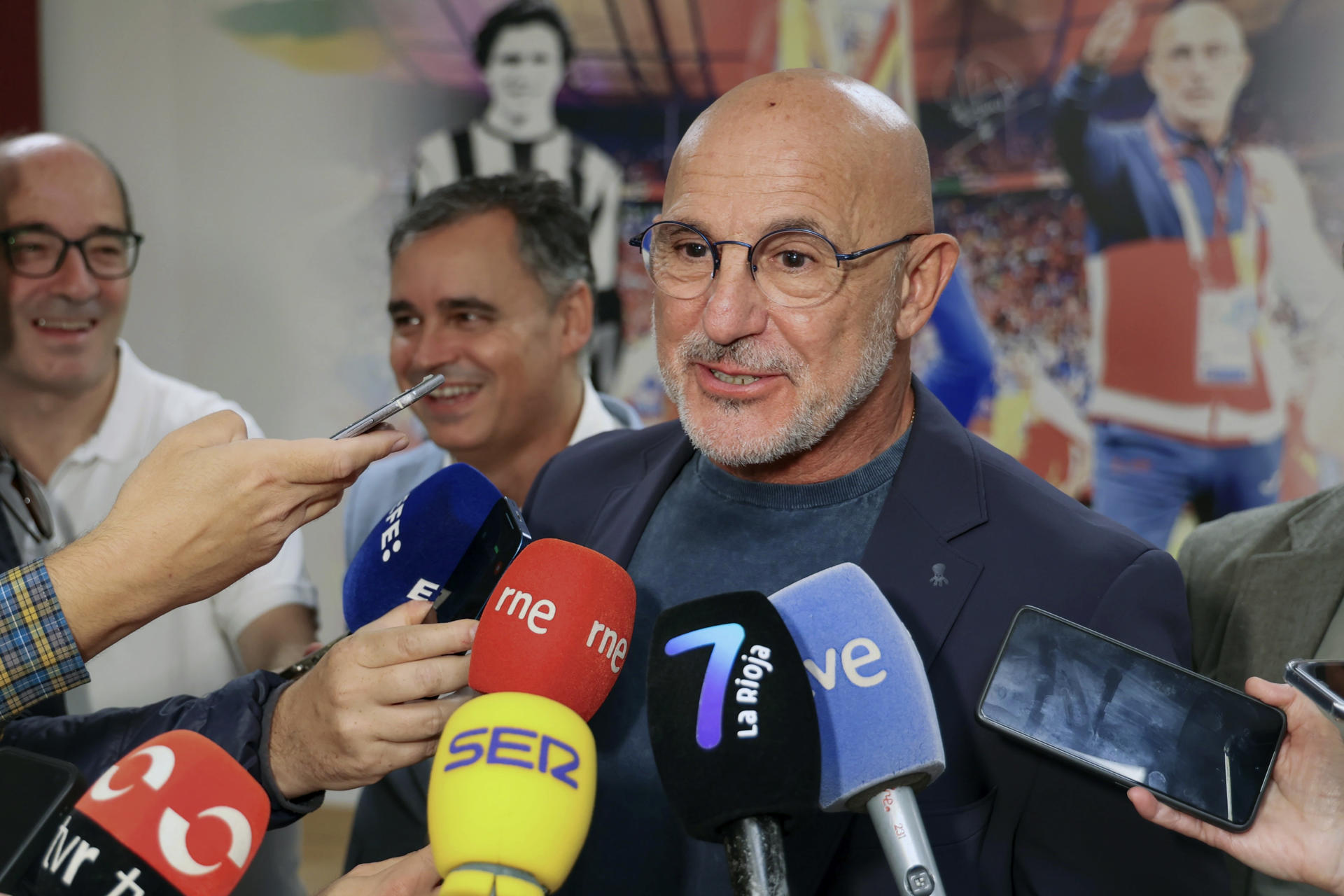 El seleccionador español, Luis de la Fuente atiende a la prensa durante el acto en el que ha recibido un homenaje en Logroño de la Federación Riojana de Fútbol, que le ha dado su nombre a una sala de su sede, donde ha colocado un vinilo decorativo con varias imágenes del seleccionador.EFE/ Raquel Manzanares