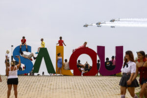 Una veintena de exhibiciones de patrullas acrobáticas, aviones de combate, helicópteros y aeronaves históricas, tanto militares como civiles, protagonizan en Salou el acto central de la 'Festa al Cel', el festival aéreo más antiguo e importante de España, que llega por primera vez a la Costa Daurada con la previsión de atraer a miles de visitantes. EFE/Quique García