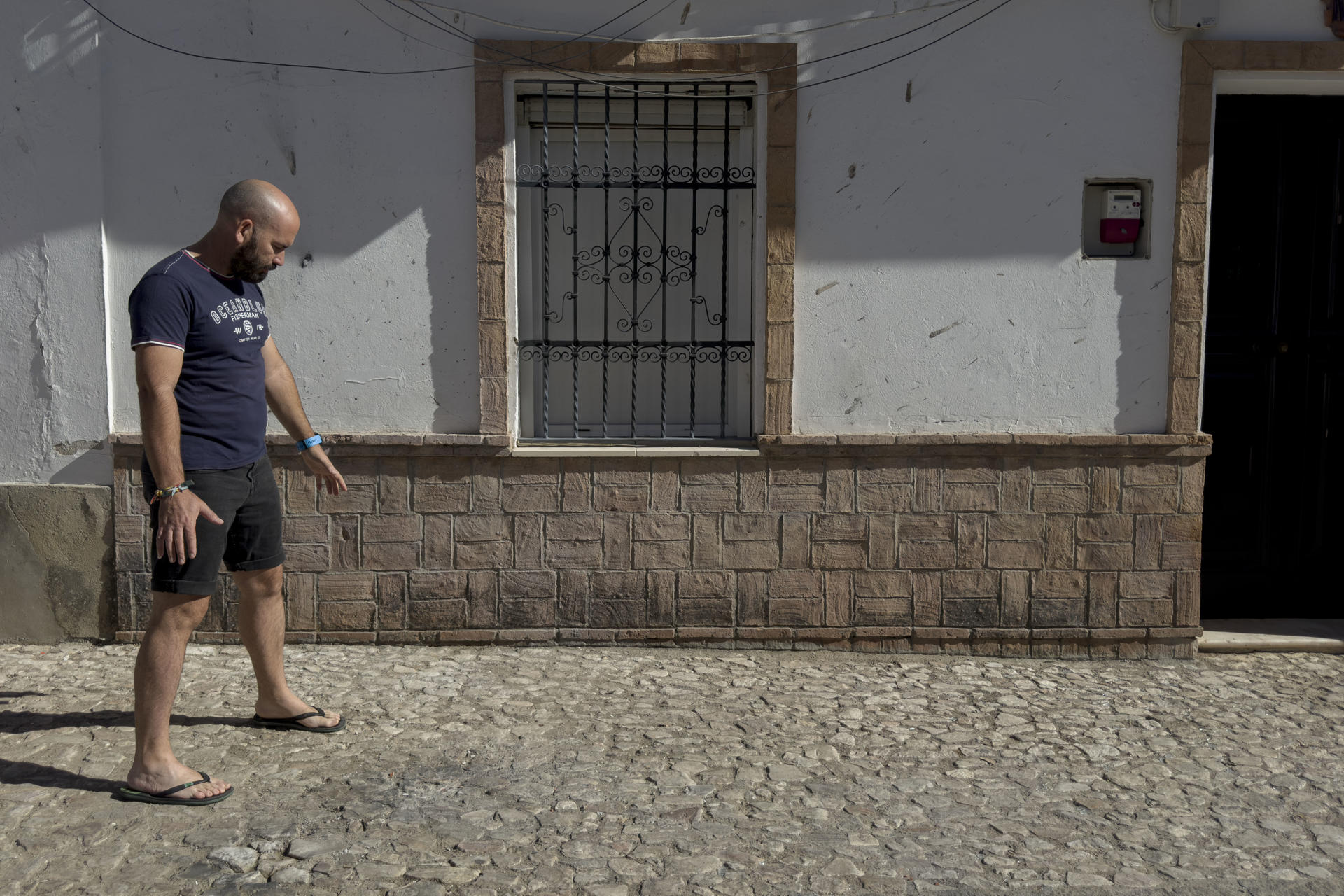 Julio, vecino que atendió al herido y apagó las llamas de su cuerpo, en el lugar donde anoche al menos tres personas han resultado heridas, una de ellas grave, tras explotar un cohete en la localidad sevillana de Almadén de la Plata. EFE/David Arjona