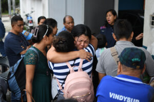 Personas reciben afuera de la Fuerza Aérea Guatemalteca (FAG), a sus familiares deportados procedentes de Estados Unidos, el 19 de septiembre de 2025 en Ciudad de Guatemala (Guatemala). EFE/ Alex Cruz