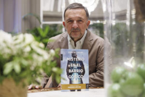 El escritor Sergio Vila-Sanjuán, ganador del Premio Fernando Lara 2025 con su obra 'Misterio en el barrio gótico', posa tras la entrevista concedida a EFE en la que ha asegurado que cree que la actual es una sociedad "muy presentista, muy atenta a lo último, muy fragmentaria y muy tecnologizada". EFE/Javier Cebollada