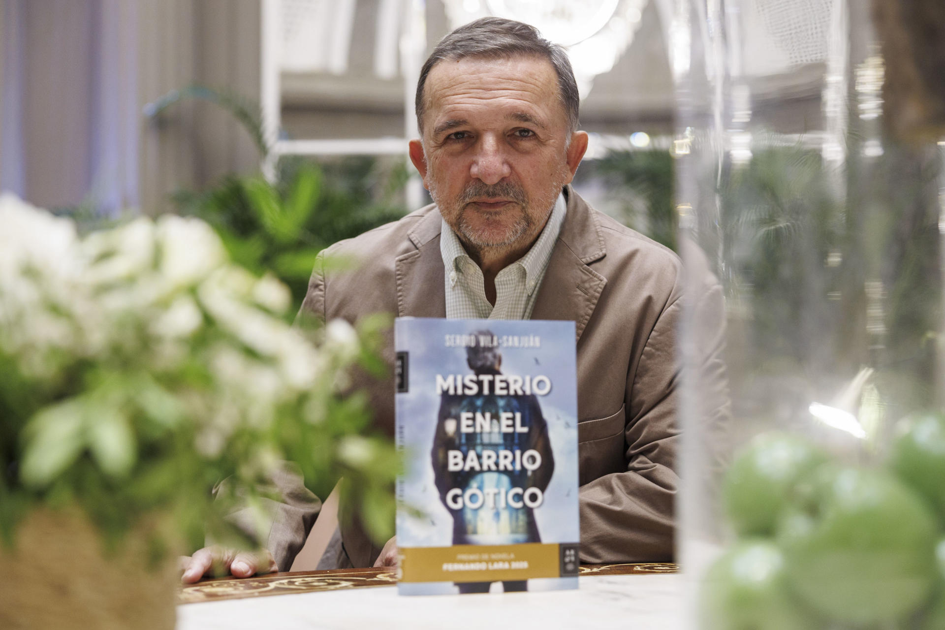 El escritor Sergio Vila-Sanjuán, ganador del Premio Fernando Lara 2025 con su obra 'Misterio en el barrio gótico', posa tras la entrevista concedida a EFE en la que ha asegurado que cree que la actual es una sociedad "muy presentista, muy atenta a lo último, muy fragmentaria y muy tecnologizada". EFE/Javier Cebollada