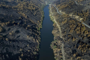 En la imagen, vista del río Sil, árboles afectados y superficie calcinada en A Rúa (Ourense), en el mayor incendio en la historia de Galicia desde que hay registros. Arrasó más de 30.000 hectáreas. EFE // Brais Lorenzo