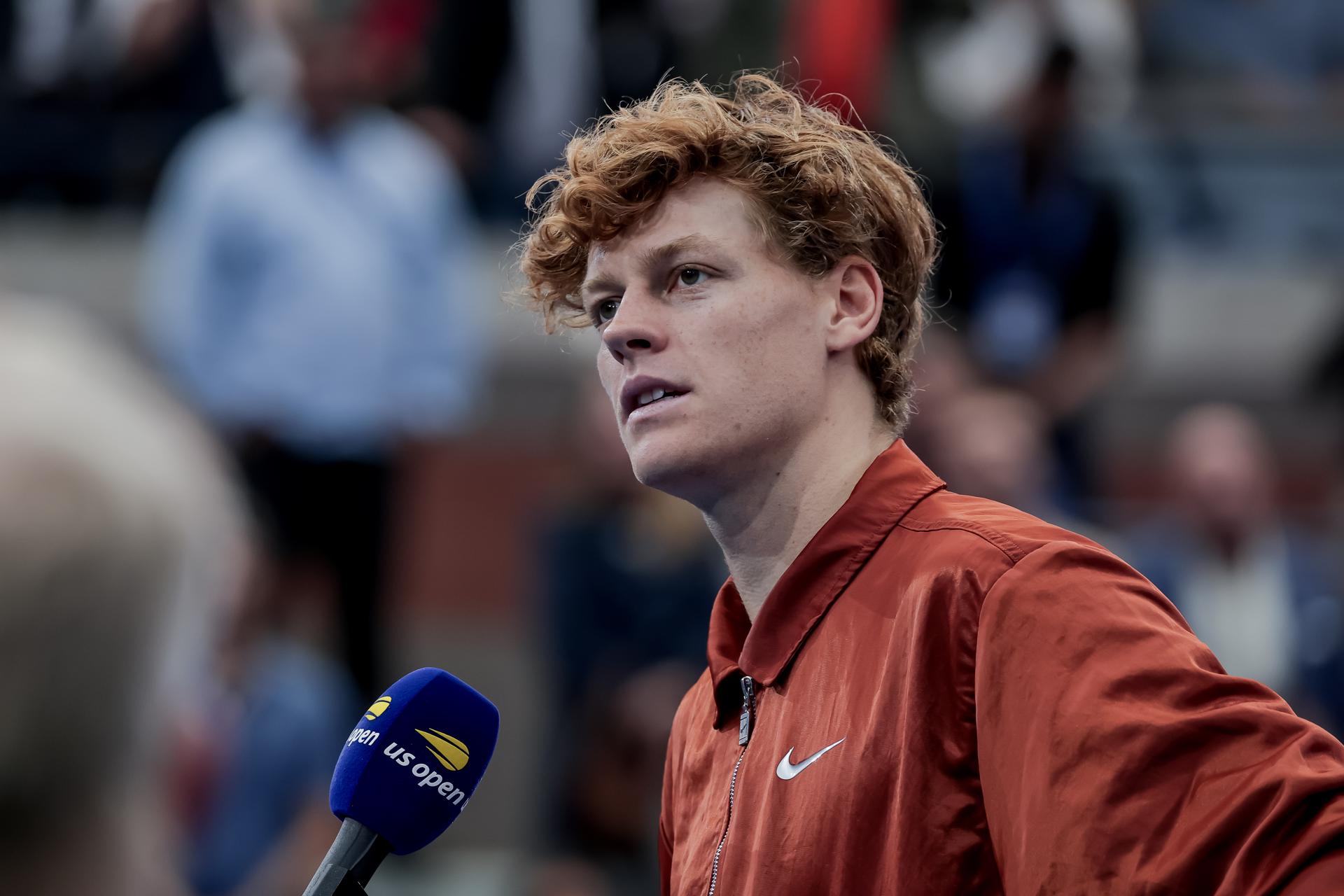El italiano Jannik Sinner, número 2 del mundo y máximo favorito en el Abierto de China, en el que debuta el jueves contra el croata Marin Cilic. EFE/EPA/CRISTOBAL HERRERA ULASHKEVICH