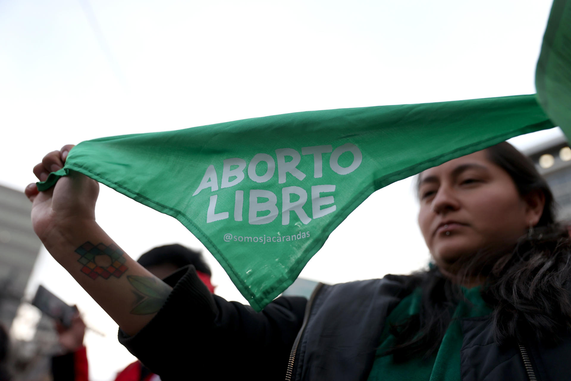 Una mujer sostiene una pañoleta durante una manifestación en el marco del Día de Acción Global por un aborto legal y seguro este lunes, en La Paz (Bolivia). EFE/ Luis Gandarillas