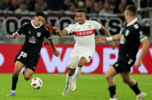 El jugador del Stuttgart Jamie Leweling (d) en acció ante Jones El-Abdellaoui, del Celta, (L) durante el partido de la UEFA Europa League entre VfB Stuttgart y Celta Vigo, en Stuttgart, Alemania. EFE/EPA/RONALD WITTEK