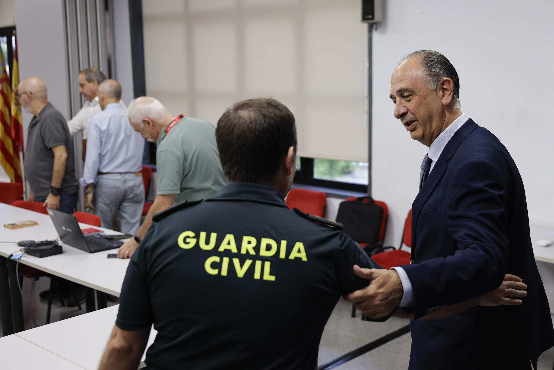 El conseller de Emergencias e Interior en la Comunitat Valenciana, Juan Carlos Valderrama (d), se reúne con los organismos implicados en la gestión de emergencias ante el reciente episodio de lluvias, este martes en el Centro de Coordinación de Emergencias de L'Eliana (Valencia). Valderrama ha informado de que la alerta naranja por lluvias y tormentas en la provincia de Castellón, el interior sur de Valencia y Alicante se va a mantener hasta mañana y ha pedido a la población "máxima prudencia" en las carreteras y evitar zonas inundables. EFE/ Kai Försterling