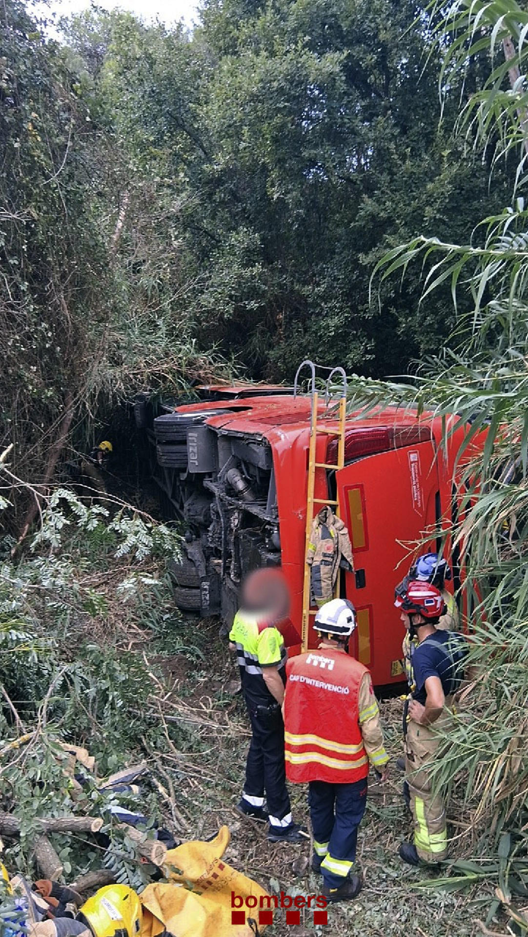 Un total de 53 personas han resultado heridas, dos de ellas graves y una menos grave, al salirse este domingo de la vía un autocar de línea que iba al aeropuerto de El Prat (Barcelona) y despeñarse por un terraplén en la autopista C-32 a su paso por Santa Susanna (Barcelona). EFE/Bombers SÓLO USO EDITORIAL/SOLO USO PERMITIDO PARA ILUSTRAR LA NOTICIA QUE APARECE EN EL PIE DE FOTO (CRÉDITO OBLIGATORIO)