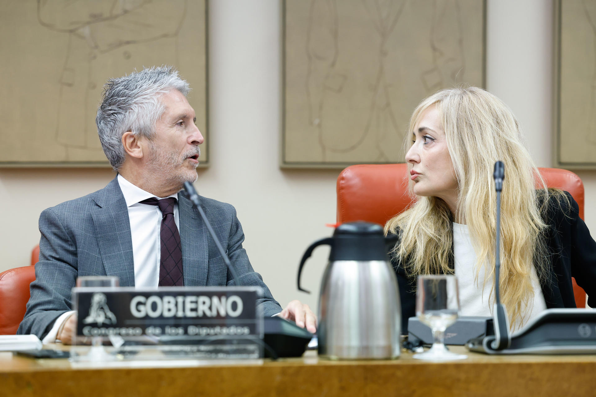 El ministro del Interior, Fernando Grande-Marlaska, conversa este jueves con la presidenta de la Comisión de Interior del Congreso, Carmen Castilla, durante su comparecencia para informar de las medidas adoptadas por su departamento ante la grave situación por los incendios forestales del pasado mes de agosto, que motivó la activación de fases de preemergencia y emergencia en varias comunidades autónomas. EFE/ Chema Moya
