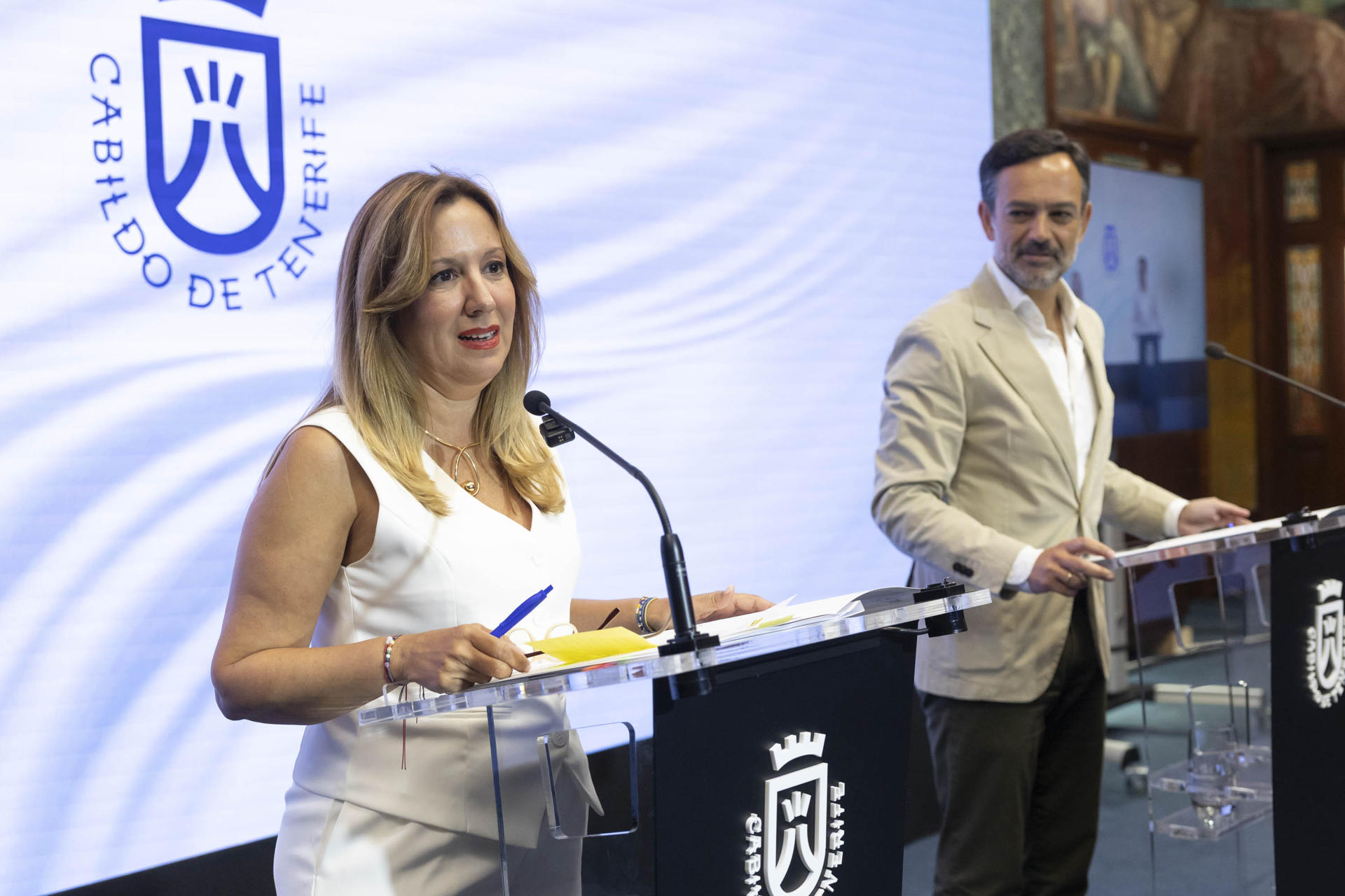La presidenta del Cabildo de Tenerife, Rosa Dávila, y el vicepresidente, Lope Afonso, informaron en rueda de prensa sobre los acuerdos aprobados por su consejo de gobierno. EFE/Miguel Barreto