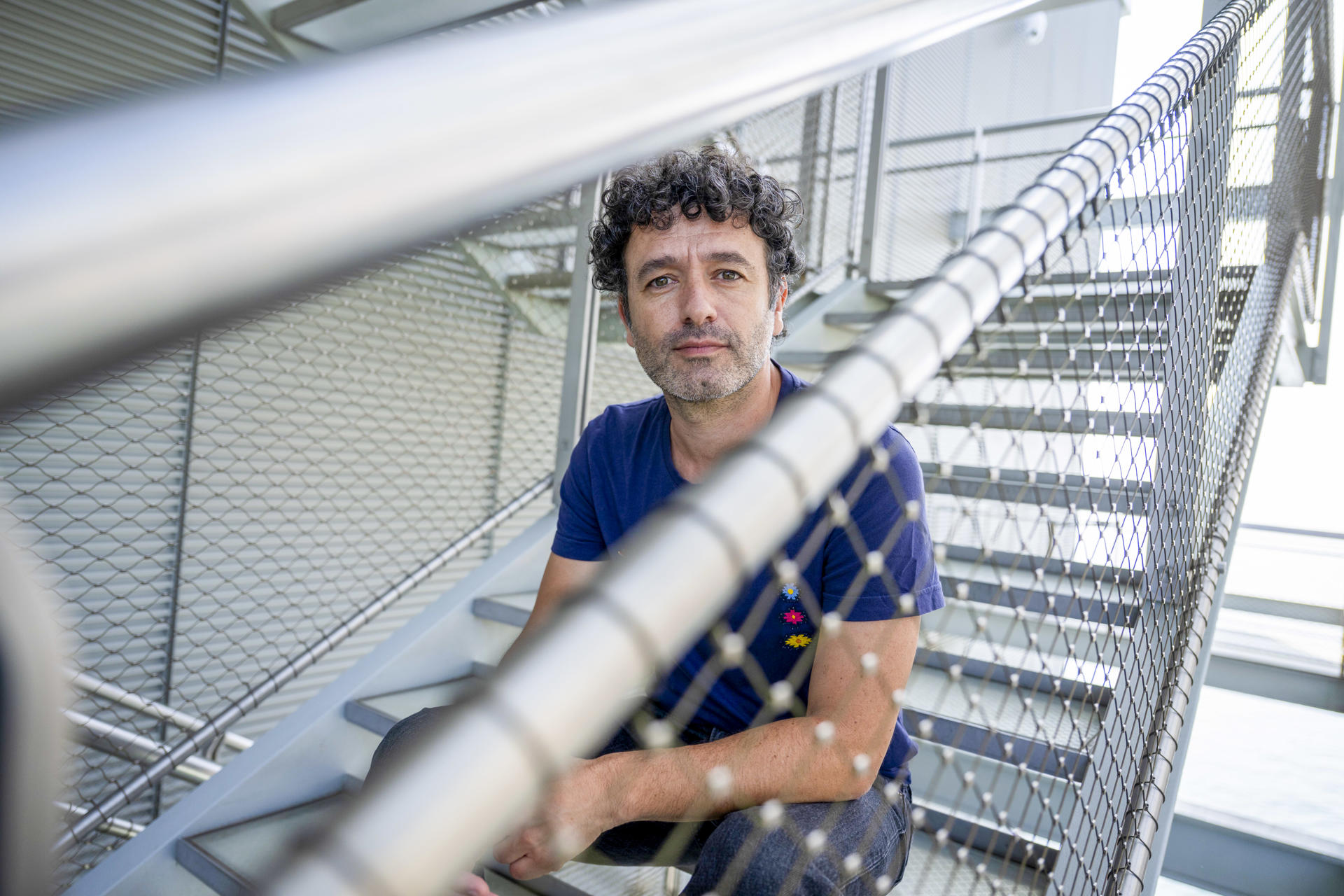 El director Rodrigo Sorogoyen habla, en una entrevista con EFE en el cierre del Festival de Cine de Santander, del miedo de la sociedad a perder sus privilegios y de la responsabilidad que tiene de denunciar y conmover. EFE/Pedro Puente Hoyos