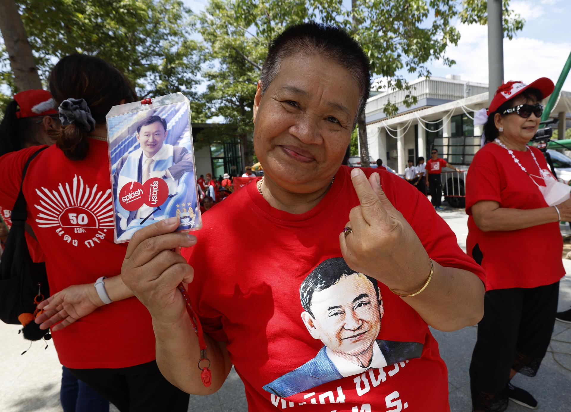 BANGKOK (Thailand), 05/09/2025.- A supporter of the Pheu Thai Party holds a picture of former Thai prime minister Thaksin Shinawatra, as protesters gathering to follow the vote for the new prime minister, outside the Parliament in Bangkok, Thailand, 05 September 2025. Thai lawmakers convene a parliamentary session to vote for a new prime minister between the candidate from the Pheu Thai Party and the Bhumjaithai Party, after the charter court removed Paetongtarn Shinawatra from office over severe ethics violations due to the leak of a controversial phone call with Cambodia's senate president. (Protestas, Camboya, Tailandia) EFE/EPA/NARONG SANGNAK