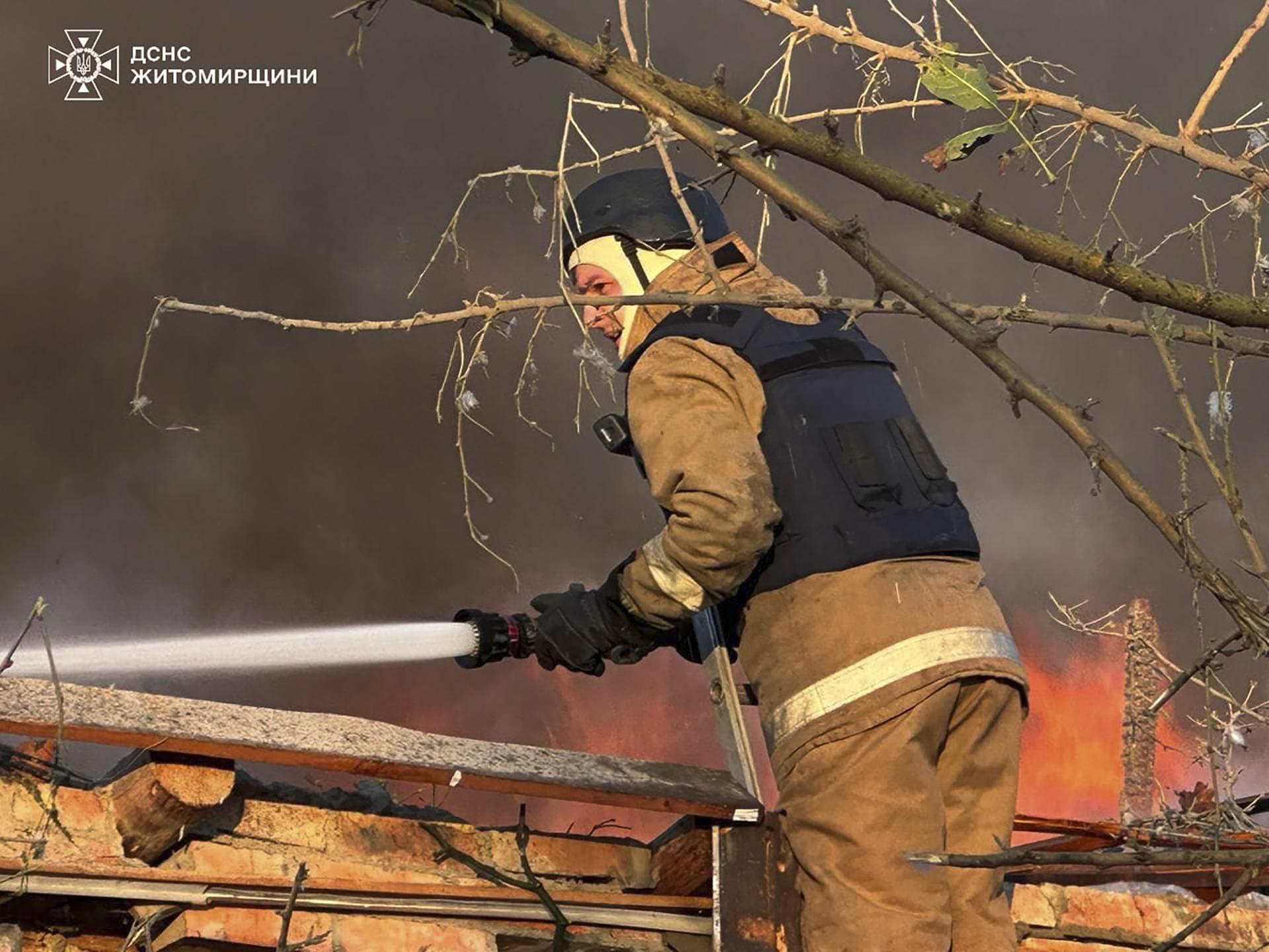 Imagen cedida por el Gobierno ucraniano de los daños provocados por el ataque ruso de anoche. EFE/EPA/STATE EMERGENCY SERVICE OF UKRAINE HANDOUT -- BEST QUALITY AVAILABLE -- MANDATORY CREDIT: STATE EMERGENCY SERVICE OF UKRAINE -- HANDOUT EDITORIAL USE ONLY/NO SALES