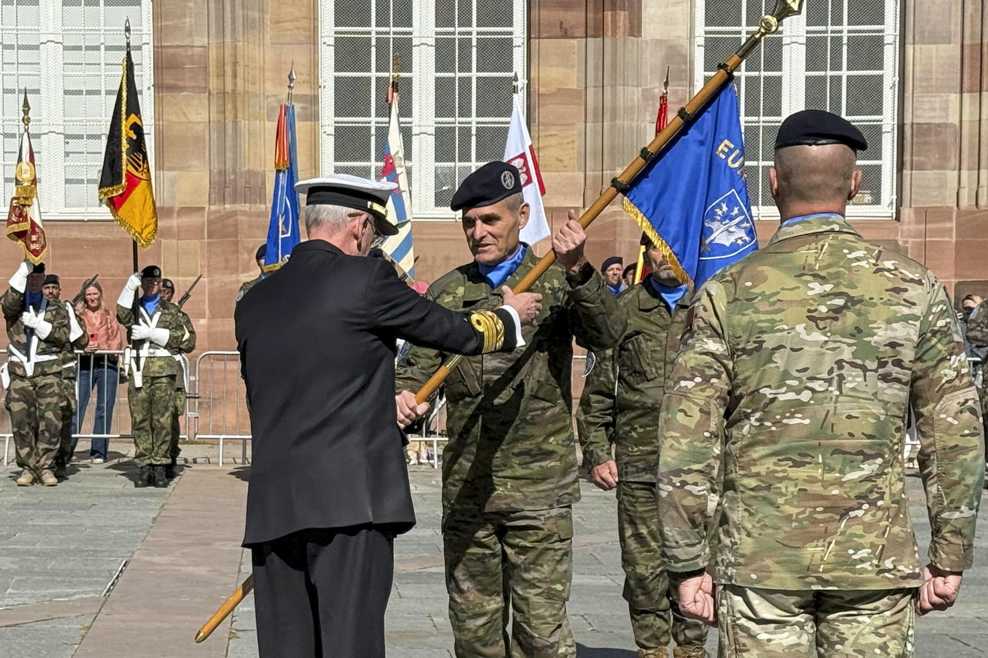 Imagen del general español Aroldo Lázaro en la toma del mando del Eurocuerpo el pasado día 18 de septiembre. EFE/Mº de Defensa