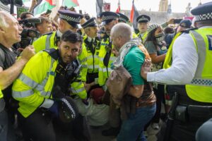 La Policía británica detiene a manifestantes que apoyan al grupo proscrito Palestine Action. EFE/EPA/TAYFUN SALCI