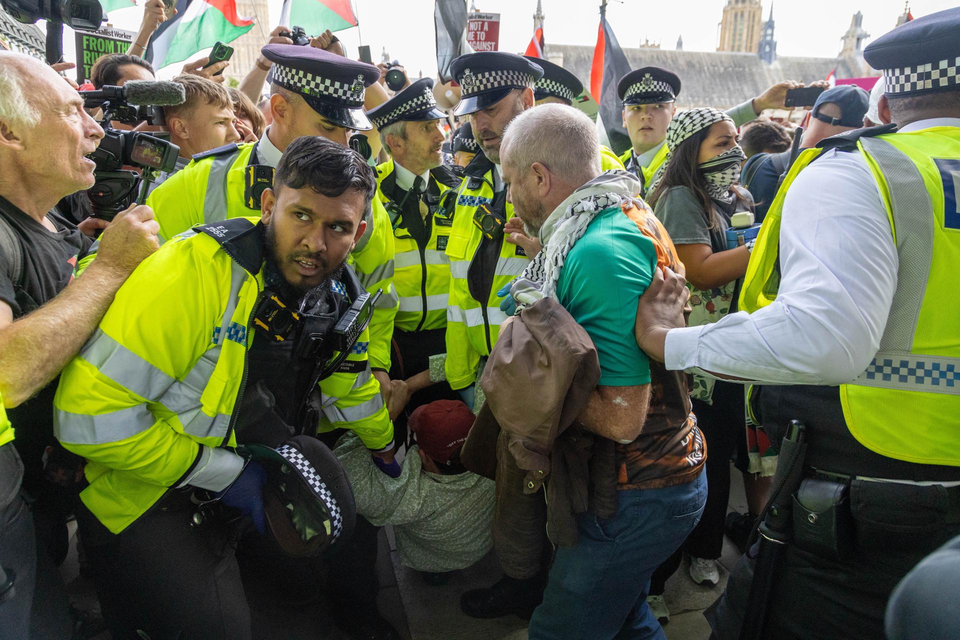 La Policía británica detiene a manifestantes que apoyan al grupo proscrito Palestine Action. EFE/EPA/TAYFUN SALCI