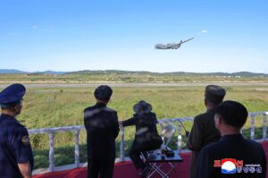 Una foto publicada por la Agencia Central de Noticias de Corea del Norte (KCNA) muestra un dron de ataque táctico volando por el aire mientras Corea del Norte realiza una prueba de rendimiento de drones y otros vehículos aéreos no tripulados, desarrollados y producidos por un instituto y una empresa bajo el Complejo de Tecnología Aeronáutica No Tripulada, en un lugar no revelado en Corea del Norte, el 18 de septiembre de 2025. EFE/EPA/KCNA