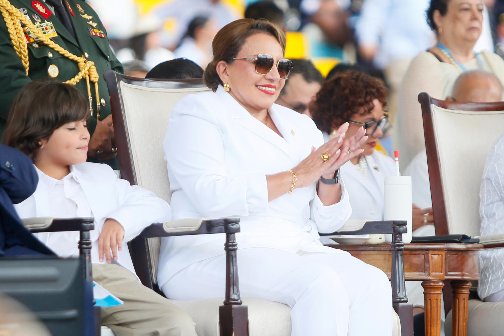 La presidenta de Honduras, Xiomara Castro, asiste a un desfile este lunes, en Tegucigalpa (Honduras). EFE/ STR