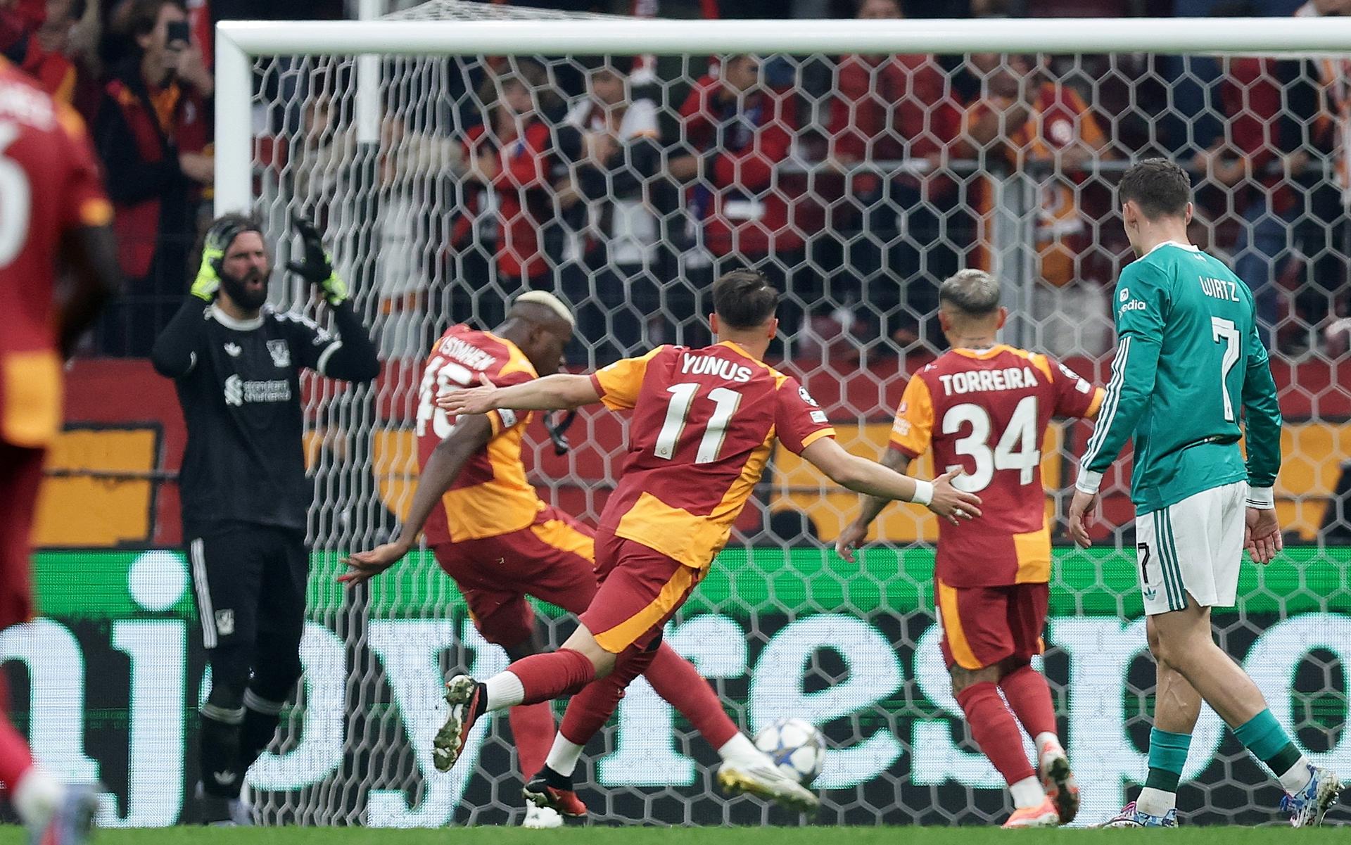 El delantero del Galatasaray Victor Osimhen logra el 1-0 durante el partido de la UEFA Champions League league que han jugado Galatasaray y Liverpool en Estambul, Turquía. EFE/EPA/ERDEM SAHIN