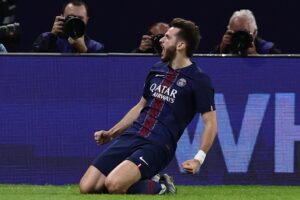 El jugador georgiano del PSG Khvicha Kvaratskhelia celebra un gol durante el partido de la fase de liga de la UEFA Champions League league que han jugado Paris Saint-Germain y Atalanta BC en París, Francia. EFE/EPA/TERESA SUAREZ