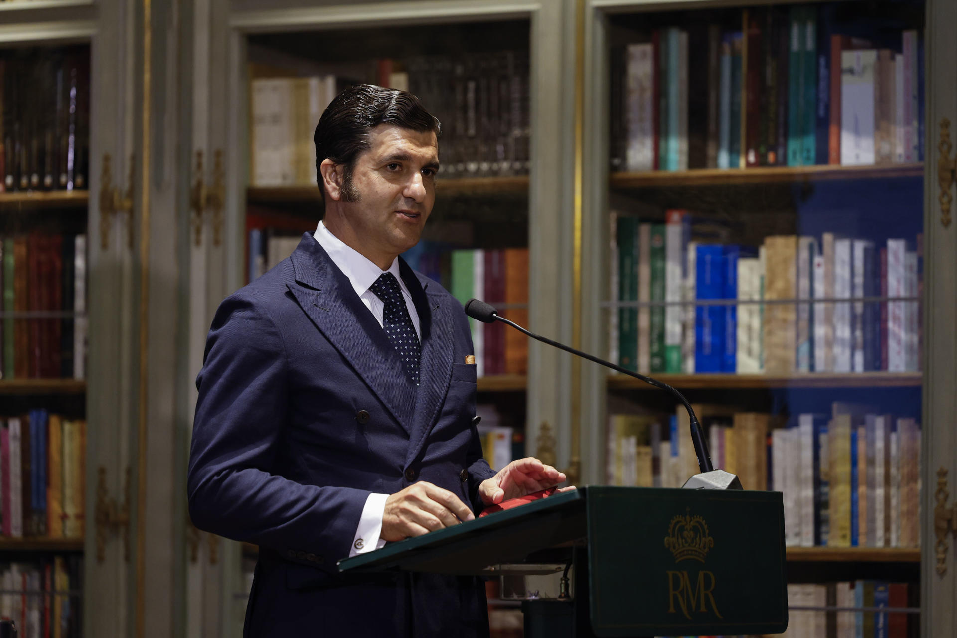 El diestro Morante de la Puebla pronuncia un discurso después de recibir la Medalla de la Real Maestranza de Caballería de Ronda (Málaga) en reconocimiento a su aportación a la tauromaquia, este viernes en el salón biblioteca de la institución. EFE/Jorge Zapata