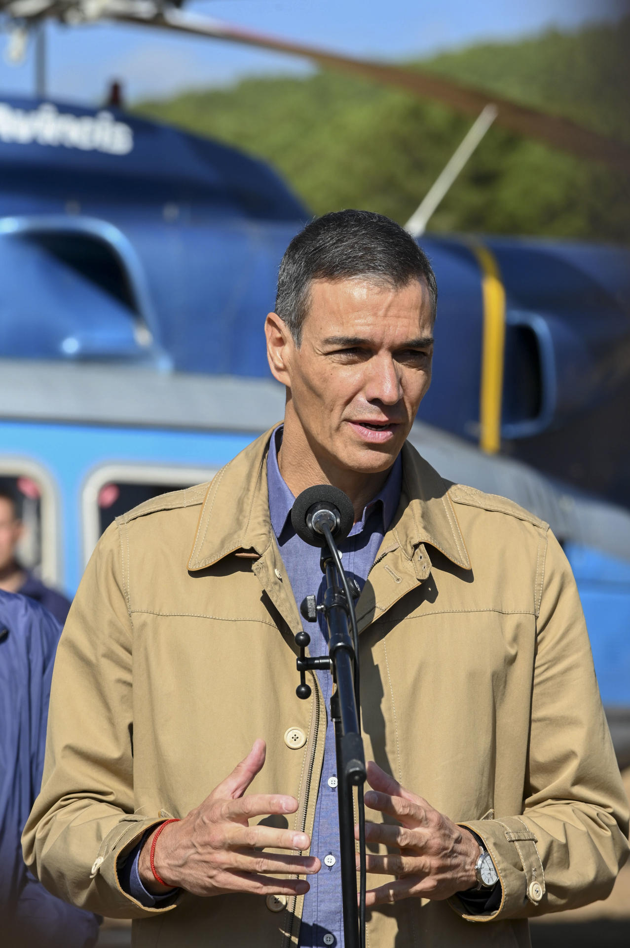 El presidente del Gobierno, Pedro Sánchez, este viernes en la base de la Brigada de Refuerzo en Incendios Forestales (BRIF) de Tabuyo del Monte (León). EFE/ J. Casares
