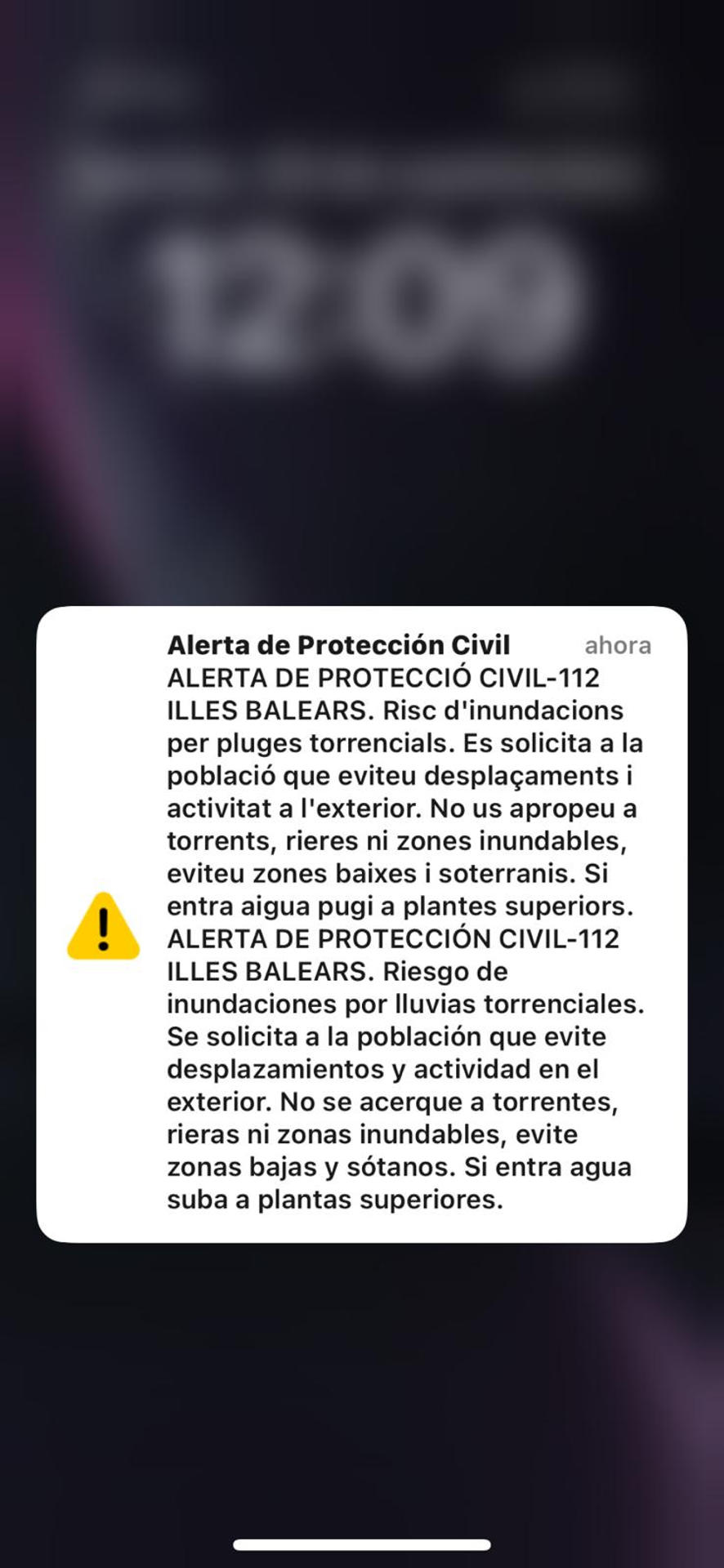 Vista de la alerta que Protección Civil ha enviado a las 12.00 horas a todos los teléfonos móviles en la isla de Ibiza para avisar a la población del riesgo grave de inundaciones por lluvias torrenciales. En la alerta se solicita a los ciudadanos que eviten desplazamientos y actividad en el exterior, que no se acerquen a torrentes, rieras ni zonas inundables ni permanezcan en zonas bajas y sótanos. También se insta a subir a plantas superiores en caso de que entre agua en las viviendas.- EFE/
