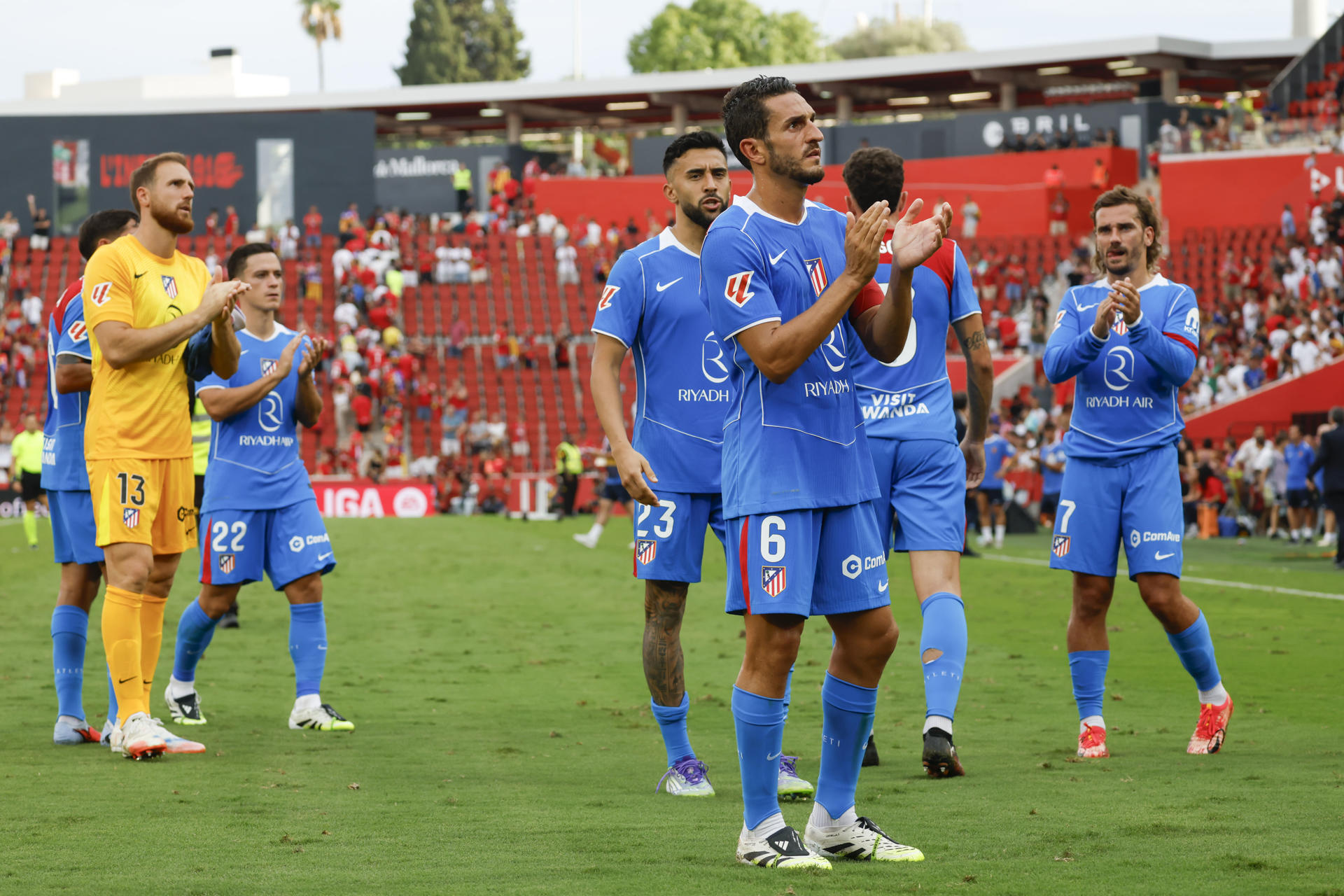Los jugadores del Atlético de Madrid aplauden a su afición. EFE/ CATI CLADERA